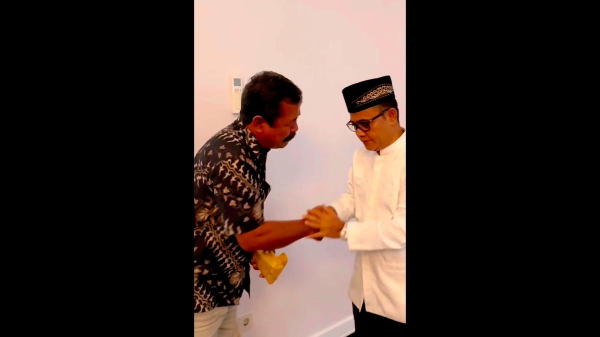 Haji Faisal Beri Hadiah Uang Segepok Untuk Pak Ansori, Netizen Ikutan Nangis Terharu