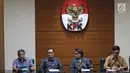 Wakil Ketua KPK Basaria Panjaitan (dua kanan) bersama Kepala Badan Pengawas MA Sunarto (dua kanan) saat konferensi pers terkait OTT Tangerang di Gedung KPK, Jakarta, Selasa (13/3). (Liputan6.com/Herman Zakharia)