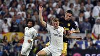 Pemain Real Madrid, Toni Kroos berduel dengan penyerang Atletico Madrid, Fernando Torres (AFP/Gerard Julien)