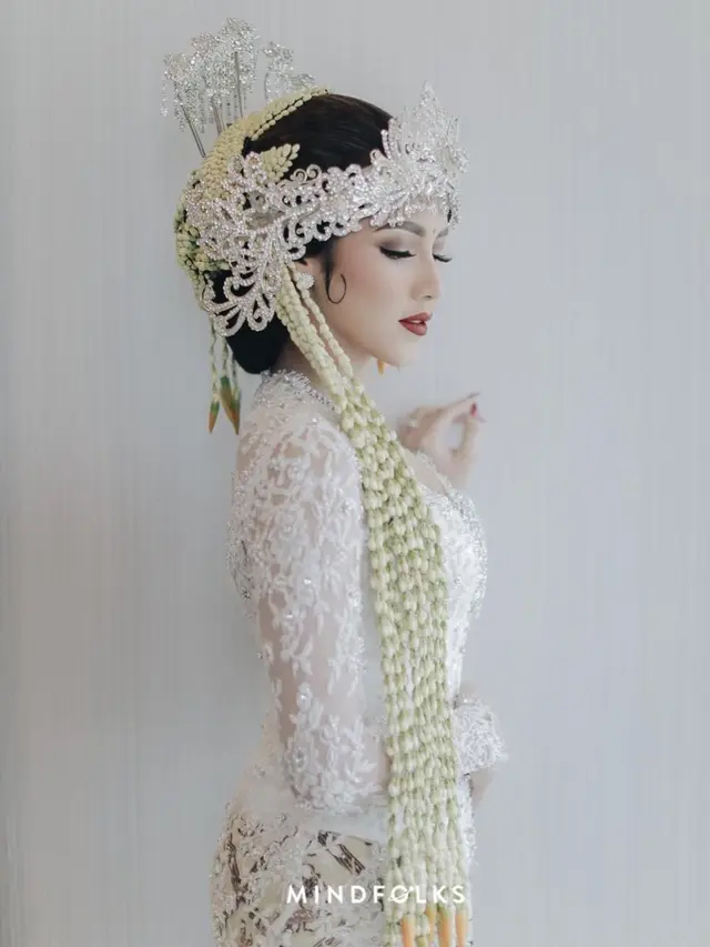 Beda Usia 14 Tahun, Ini 6 Potret Pernikahan Syahra Larez dan Denny Buana