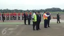 Sejumlah petugas terlihat standby menjelang kedatangan Raja salma di Bandara Halim Perdanakusuma, Jakarta, Rabu (1/3). (Liputan6.com/Fery Pradolo)
