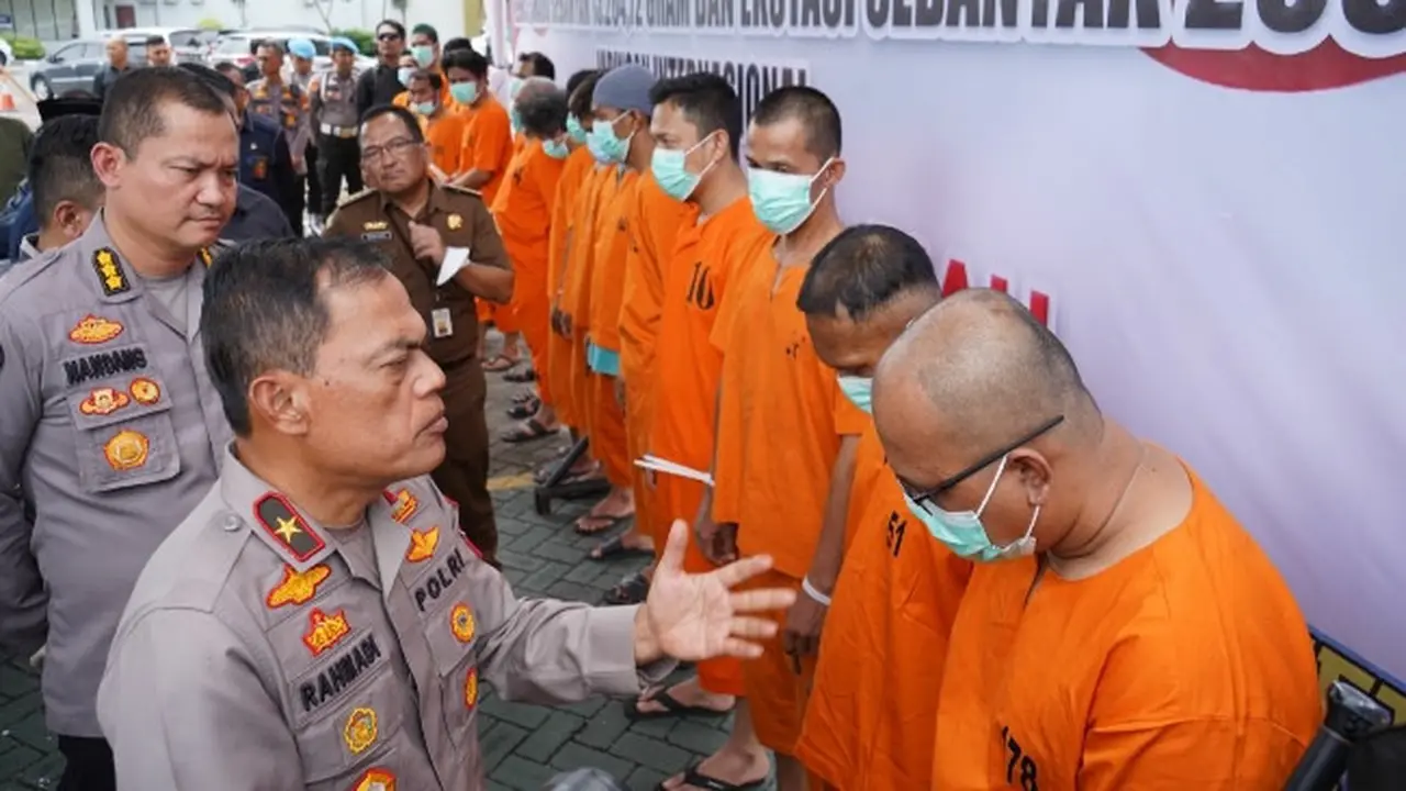 Wakil Kapolda Riau Brigjen Kasihan Rahmadi berbincang dengan oknum sipir Lapas terlibat narkoba dengan barang bukti 7 kilogram sabu.