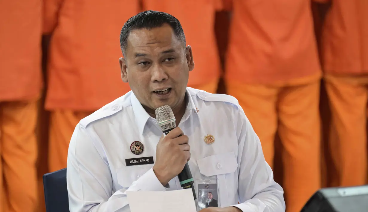 Direktorat Jenderal Imigrasi menyatakan bahwa seluruh WNA yang tertangkap tersebut terancam dikenai tindakan deportasi setelah proses pemeriksaan dan penegakan hukum selesai dilakukan. Tampak dalam foto, Kepala Kantor Imigrasi Batam, Hajar Aswad, memberikan pernyataan pers di Kantor Imigrasi Jakarta pada Selasa 18 November 2025. (BAY ISMOYO/AFP)