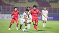 Gelandang Timnas Indonesia U-23, Rayhan Hannan saat laga versus Korea Selatan U-23 pada laga terakhir Grup J Kualifikasi Piala Asia U-23 2026 di Stadion Gelora Delta, Sidoarjo, Selasa (9/9/2025). (Bola.com/Abdul Aziz)