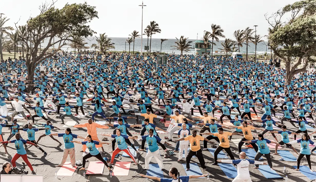 Ratusan orang mengambil bagian dalam sesi yoga untuk memperingati Hari Yoga Internasional yang jatuh pada 21 Juni di North Beach, Durban, Afrika Selatan, Minggu (17/6). (AFP PHOTO/RAJESH JANTILAL)