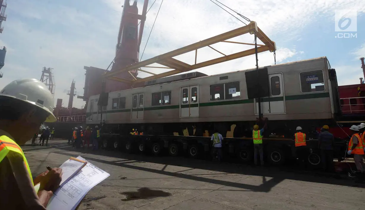 Petugas mendata gerbong kereta rel listrik (KRL) yang tiba di Pelabuhan Tanjung Priok, Jakarta, Rabu (5/4). Sebanyak 10 gerbong KRL bekas yang didatangkan dari Jepang merupakan seri 6000. (Merdeka.com/Imam Buhori)