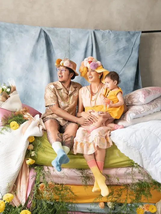 Nadine tampil ceria dalam balutan summer outfit berupa sleeveless dress floral warna peach yang dipadu topi bunga 3D dari @marcellytania. [@winstongomez]