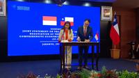 Wakil Menteri Perdagangan (Wamendag) Jerry Sambuaga menandatangani Joint Statement peluncuran negosiasi investasi dalam kerjasama perdagangan Indonesia-Chili Comprehensive Economic Partnership Agreement (IC-CEPA) bersama Wakil Menteri Hubungan Ekonomi Internasional Chili, Claudia Sanhueza. (Maul/Liputan6.com)