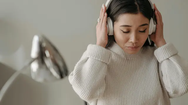 Mendengarkan Lagu Sedih Saat Patah Hati