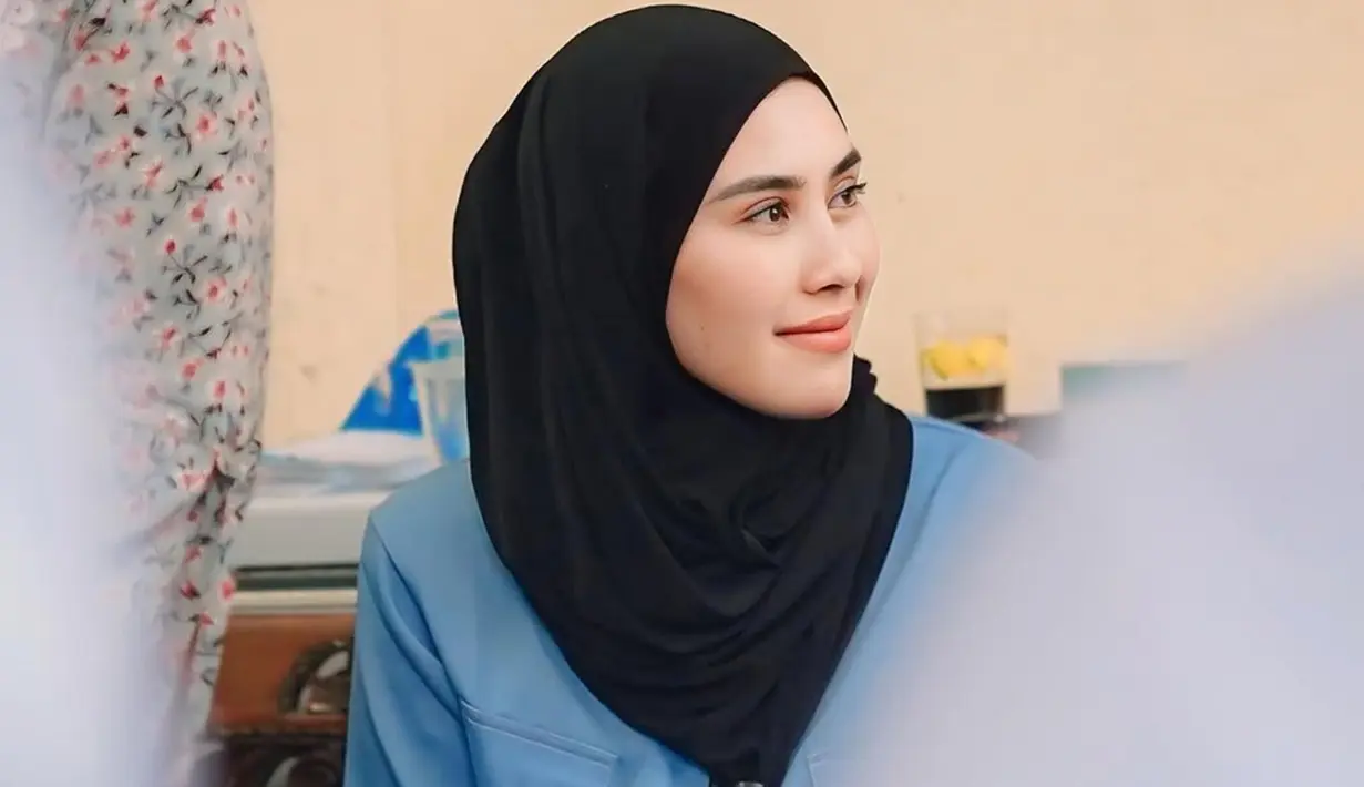 Syahnaz Sadiqah yang kini mantap berhijab, kerap membagikan penampilannya yang bersahaja. Dengan keunggulan Jeje di Pilbup KBB, adik Raffi Ahmad itu berpotensi mendampingi sang suami sebagai ibu bupati. Auranya disebut-sebut menggambarkan kesiapan peran barunya sebagai calon ibu bupati. (Liputan6.com/IG/@syahnazs)