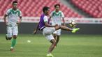 Pemain PSMS Medan, Frets Butuan, mengontrol bola saat latihan di SUGBK, Jakarta, Jumat (16/2/2018). Latihan ini merupakan persiapan jelang perebutan tempat ketiga Piala Presiden 2018. (Bola.com/Vitalis Yogi Trisna)