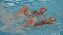 Atlet renang artistik Jepang Inui Yukiko dan Yoshida Megumu menampilkan gerakan dalam nomor "Duet Technical Routine" Final Renang Artistik Asian Games 2018 di Aquatic Center, Gelora Bung Karno, Jakarta, Senin (27/8). (ANTARA FOTO/INASGOC/M Risyal Hidayat)