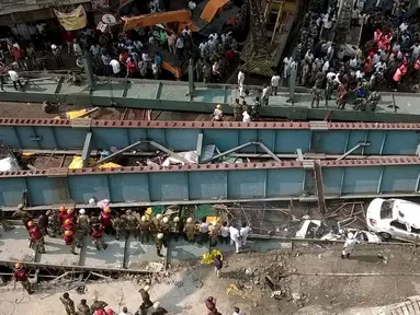 Sebuah jalan layang yang tengah dalam proses pembangunan di Kolkata, India, tiba-tiba ambruk dan menimpa lalu lintas jalan di bawahnya, Kamis (31/3). Setidaknya 10 orang tewas dan sekitar 150 orang lainnya tertimpa reruntuhan. (REUTERS/Rupak De Chowdhuri)