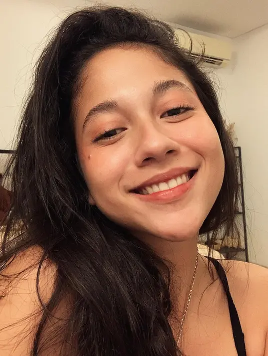 Sama cantik dengan sang kakak, Sitha Marino juga tak lupa untuk terus memamerkan senyum manisnya. Tak heran setiap ia mengunggah potret selfienya, Sitha Marino selalu mendapatkan pujian cantik. Foto: Instagram.