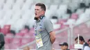 Pelatih Filipina U-23, Garrath James McPherson, mengamati permainan anak asuhnya saat melawan Timnas Vietnam U-23, di SUGBK, Jakarta, Jumat (25/7/2025). (Bola.com/Abdul Aziz)