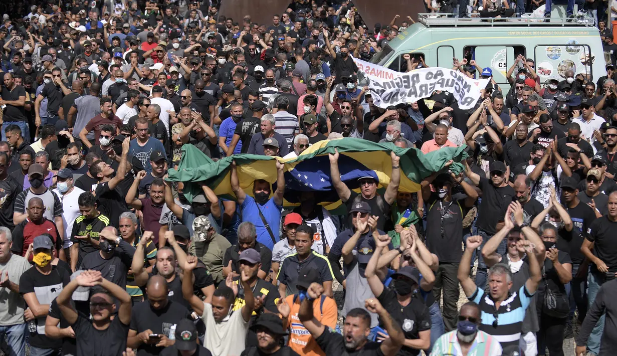 Polisi dan agen pasukan keamanan negara bagian Minas Gerais protes menuntut gaji yang lebih tinggi di Belo Horizonte, Brasil, 21 Februari 2022. Demonstrasi mendapat dukungan dari Komandan Umum Polisi Militer negara bagian dan mengumpulkan ribuan polisi serta agen keamanan publik. (Douglas MAGNO/AFP)