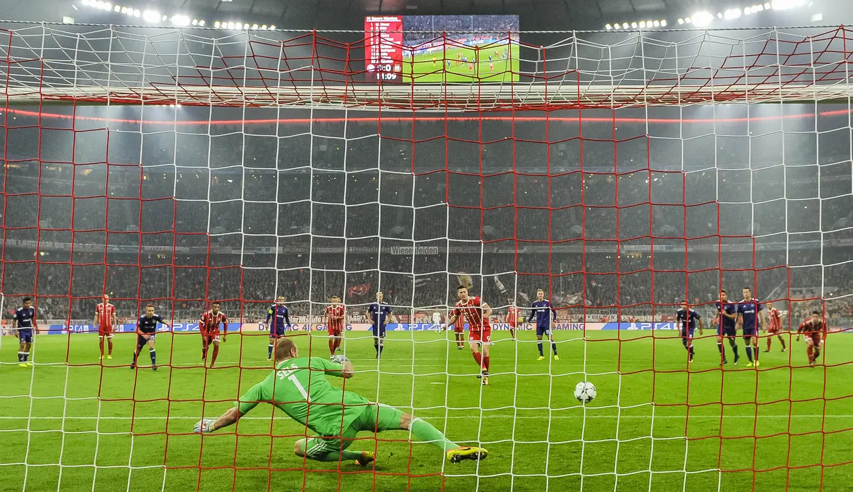 Proses terjadinya gol penalti yang dicetak Robert Lewandowski ke gawang Anderlecht pada laga Liga Champions di Stadion Allianz Arena, Munchen, Selasa (12/9/2017). Munchen menang 3-0 atas Anderlecht. (AFP/Guenter Schiffmann)