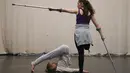 Seorang wanita dari Candoco Dance Company menggunakan tongkat saat latihan jelang pertunjukan di London utara, Inggris (13/4). (AFP Photo/Daniel Leal Olivas)