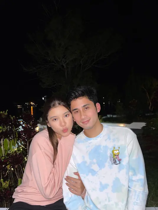 Gaya couple fashion keduanya terlihat stylish dan serasi, tanpa terkesan berlebihan.  [Foto: IG/@tiaraandini].