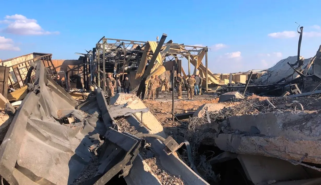 Tentara dan jurnalis AS memeriksa puing-puing di pangkalan udara Ain al-Asad, Anbar, Irak, Senin (13/1/2020). Iran menghujani pangkalan militer AS tersebut dengan rudal sebagai balasan atas kematian Jenderal Qasem Soleimani. (AP Photo/Qassim Abdul-Zahra)