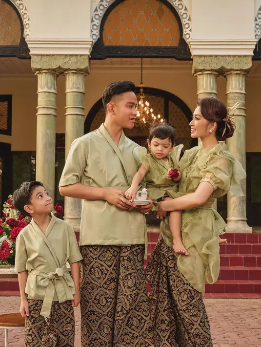 Potret manis lainnya dari keluarga Gibran dan Selvi. Gibran dan Selvi tampil berpose bersama kedua buah hati mereka kompak mengenakan atasan bernuansa hijau muda dipadu kain batik yang seragam. [Foto: Instagram/doleytobing]