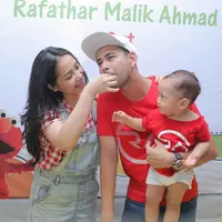 Ketiga kalinya, Raffi Ahmad kembali menggelar acara sederhana di kediamannya, kawasan Pondok Labu, Jakarta Selatan siang harinya, bersama puluhan anak panti asuhan. Ini cara kedua pasangan ini mengajarkan anak berbagi. (Andy Masela/Bintang.com)