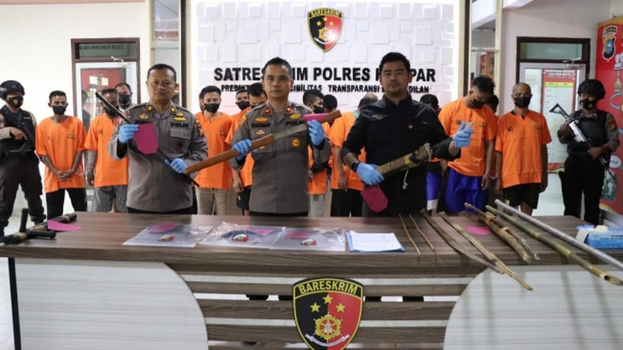 Polisi memperlihatkan barang bukti penyerangan di Desa Terantang, Kabupaten Kampar, Riau.
