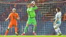 Penjaga gawang Norwegia Orjan Nyland mengambil bola disaksikan pemain Belanda Davy Klaassen (kiri) dan pemain Norwegia Stefan Strandberg (kanan) pada pertandingan sepak bola kualifikasi Grup G Piala Dunia 2022 di Stadion De Kuip, Rotterdam, Belanda, 16 November 2021. (AP Photo/Peter Dejong)