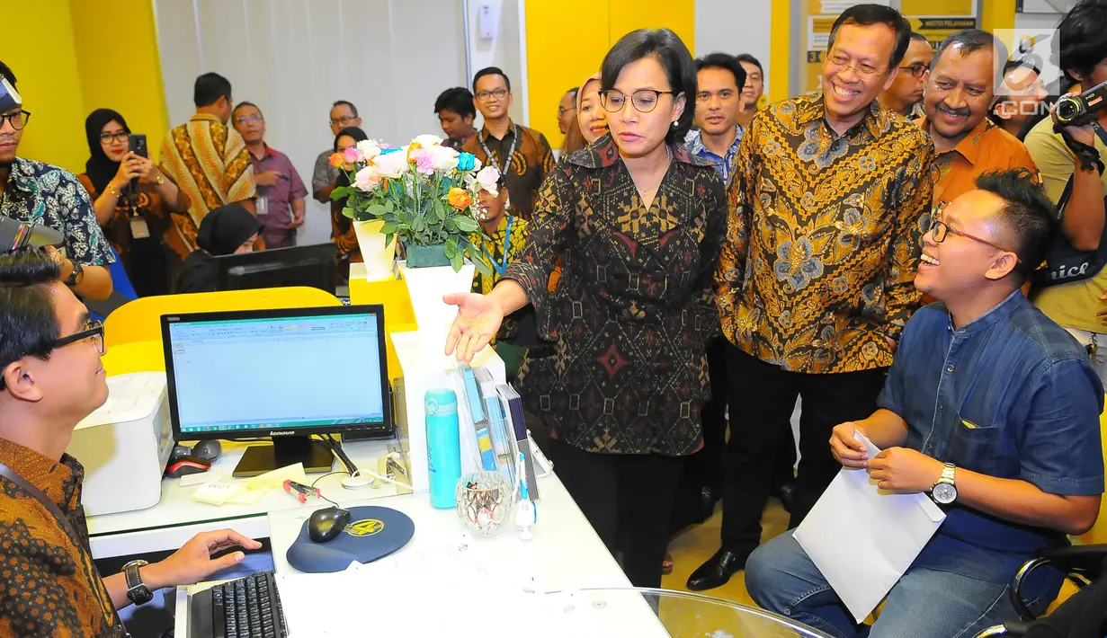 Menteri Keuangan Sri Mulyani Indrawati meninjau kegiatan pelaporan surat pemberitahuan tahunan (SPT) pajak penghasilan (PPh) di kantor pelayanan Pajak, Jakarta, Jumat (29/3). Batas pelaporan SPT untuk badan atau perusahaan adalah per 30 April 2019. (Liputan6.com/Angga Yuniar)