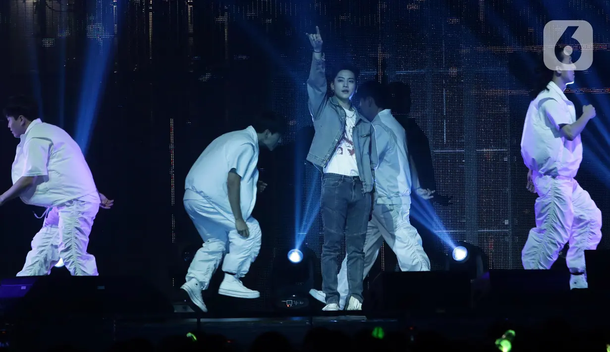 Anggota kelompok GOT7 asal Korea Selatan, Jay B (tengah) menggelar konser solonya bertajuk konser JAY B Tape: Press Pause Live in Jakarta di Kasablanka Hall, Jakarta Selatan, Sabtu (22/10/2022). Penampilan ini mengobati kerinduan Ahgase (sebutan penggemar GOT7), pasalnya terakhir kali mereka menyapa penggemar dari panggung konser yaitu pada akhir Juni 2018 lalu. (Liputan6.com/Helmi Fithriansyah)