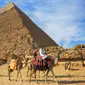 Pemandangan piramida Khafre yang berada di dataran tinggi Giza di pinggiran barat daya ibukota Kairo, Mesir (6/12). Kompleks piramida Giza adalah kompleks piramida yang berdiri di Giza, di luar Kairo. (AFP Photo/Mohamed El-Shahed)