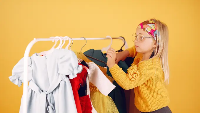 Anak Memilih Pakaian Sendiri