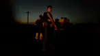 Seorang polisi bersenjata melakukan pengamanan di dekat lokasi ledakan yang mengguncang Ibu Kota Kabul, Afghanistan, Senin (1/8). Ledakan yang disebabkan oleh sebuah bom truk itu memutus arus listrik di seluruh ibu kota. (REUTERS/Mohammad Ismail)