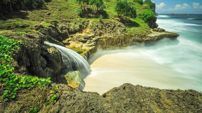 Tak Hanya Cantik 4 Pantai Di Indonesia Ini Juga Punya Air