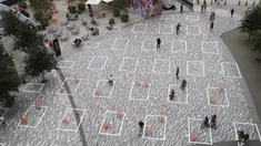 Sejumlah orang terlihat di lapangan terbuka yang diberi tanda untuk mengingatkan warga agar menerapkan jaga jarak sosial di Hudson Yards, New York City, Amerika Serikat, 9 September 2020. Hingga 9 September 2020, jumlah kematian akibat COVID-19 di AS melampaui 190 ribu orang. (Xinhua/Wang Ying)