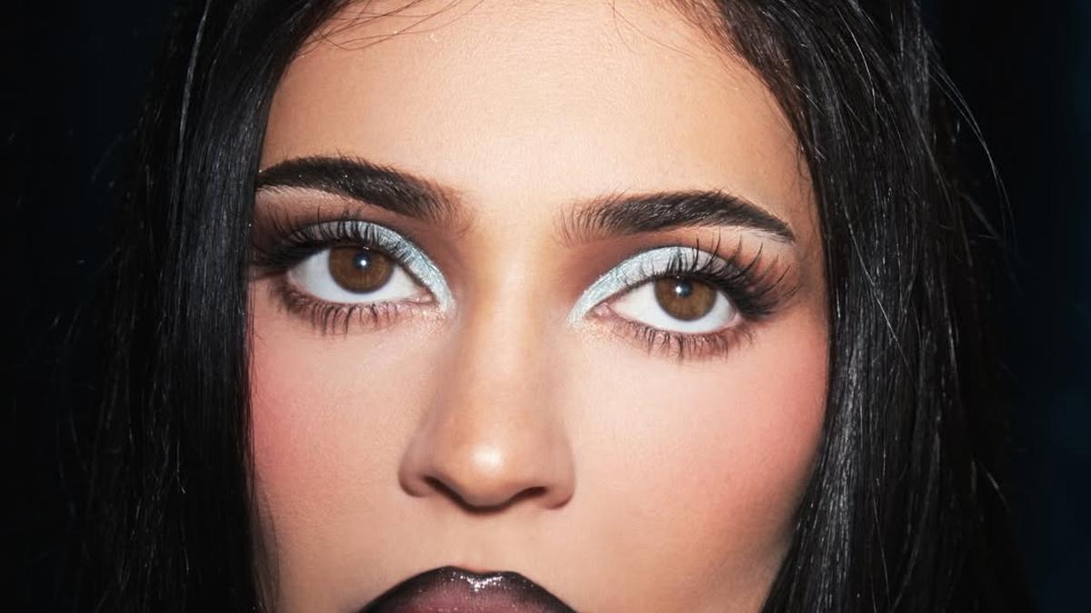 King Kylie Makeup Collection Resmi Dirilis, Hadirkan Nostalgia Makeup Kylie Jenner yang Eksperimental