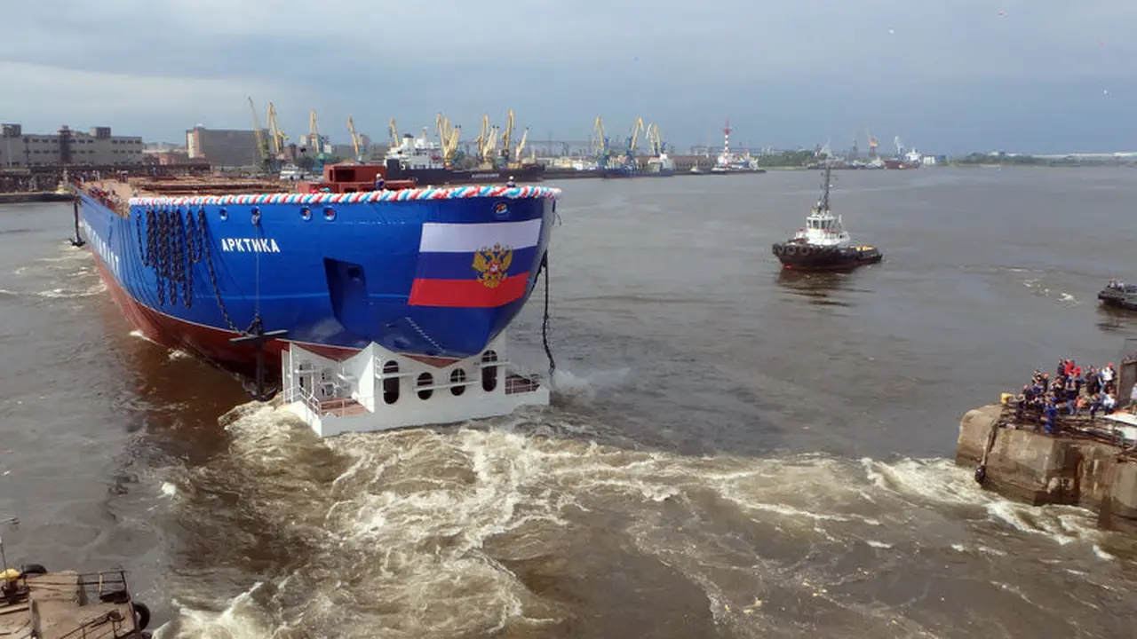 Rusia luncurkan kapal pemecah es baru bertenaga nuklir, Ural, di St Petersburg, Sabtu 25 Mei 2019 (AP/Evgeny Uvarov)