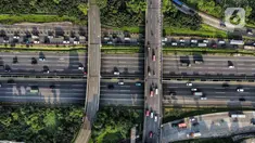 Foto udara lalu lintas kendaraan saat melintas di ruas Tol Jagorawi, Kampung Rambutan, Jakarta Timur, Selasa (20/12/2022). PT Jasa Marga (Persero) Tbk mencatat sebanyak 291.451 kendaraan meninggalkan wilayah Jakarta, Bogor, Tangerang, Bekasi (Jabotabek) pada H-7 sampai H-6 Hari Raya Natal 2022. (merdeka.com/Iqbal S. Nugroho)