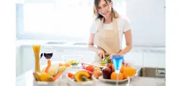 Banyak adaptasi yang perlu dilakukan setelah menikah, termasuk melayani suami dan kebutuhan rumah. Paling tidak, ada empat keterampilan yang perlu dikuasai. (foto: shutterstock.com)
