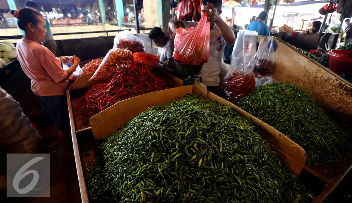 Seorang pembeli saat memilih cabai di Pasar Induk Senen, Jakarta, Kamis (11/6/2015). Jelang ramadan Mendag, Rachmat Gobel memastikan akan membuka keran impor untuk cabe merah dan bawang merah. (Liputan6.com/Johan Tallo)
