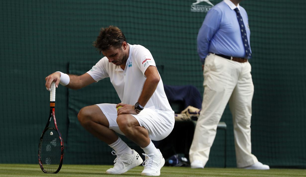 Cedera lutut membuat Stan Wawrinka kesulitan saat menghadapi Daniil Medvedev di  Wimbledon Tennis Championships 2017, London, (3/7/2017). Stan kalah 4-6, 6-3, 4-6, 1-6. (AP/Kirsty Wigglesworth)