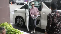 Penyanyi Dangdut Julia Perez saat tiba di gedung Polres Metro Jakarta Selatan, Kamis (2/2). Julia Perez mendatangi Polres Jakarta Selatan untuk memberi dukungan ke asistennya Lucky untuk cari kebenaran. (Liputan6.com/Herman Zakharia)