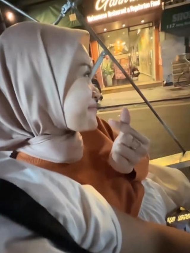 7 Potret Bulan Madu Chand Kelvin dan Dea Sahirah di Vietnam, Romantis Naik Becak