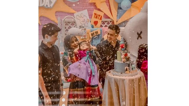 7 Potret Seru Ulang Tahun Anak Olla Ramlan, Pilih Tema BTS