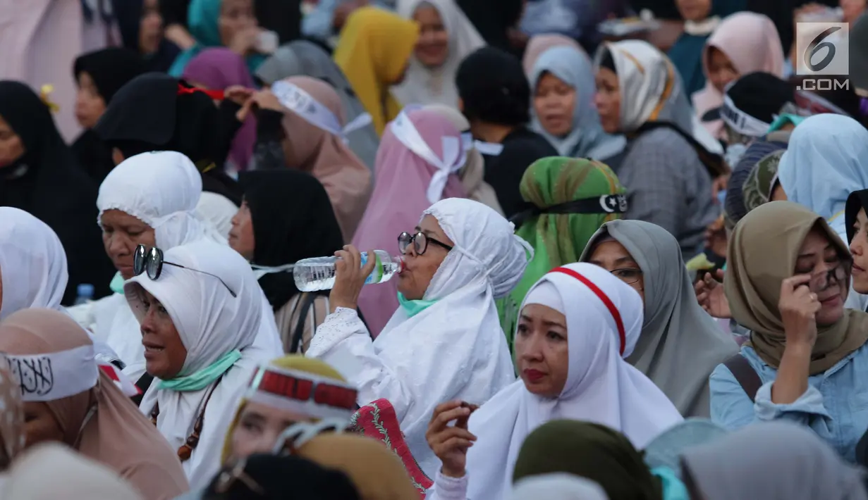 Peserta aksi massa Gerakan Nasional Kedaulatan Rakyat berbuka puasa bersama saat unjuk rasa di depan Gedung Bawaslu, Jalan MH Thamrin, Jakarta, Selasa (21/5/2019). Dalam aksinya, mereka Bawaslu memeriksa hasil Pemilu 2019 yang dinilai banyak terdapat kecurangan. (Liputan6.com/Helmi Fithriansyah)