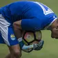 Gelandang Persib, Shohei Matsunaga, menjadi kiper saat latihan di Stadion GBLA, Jawa Barat, Kamis (20/7/2017). Persib bersiap menghadapi Persija pada laga Liga 1. (Bola.com/Vitalis Yogi Trisna)