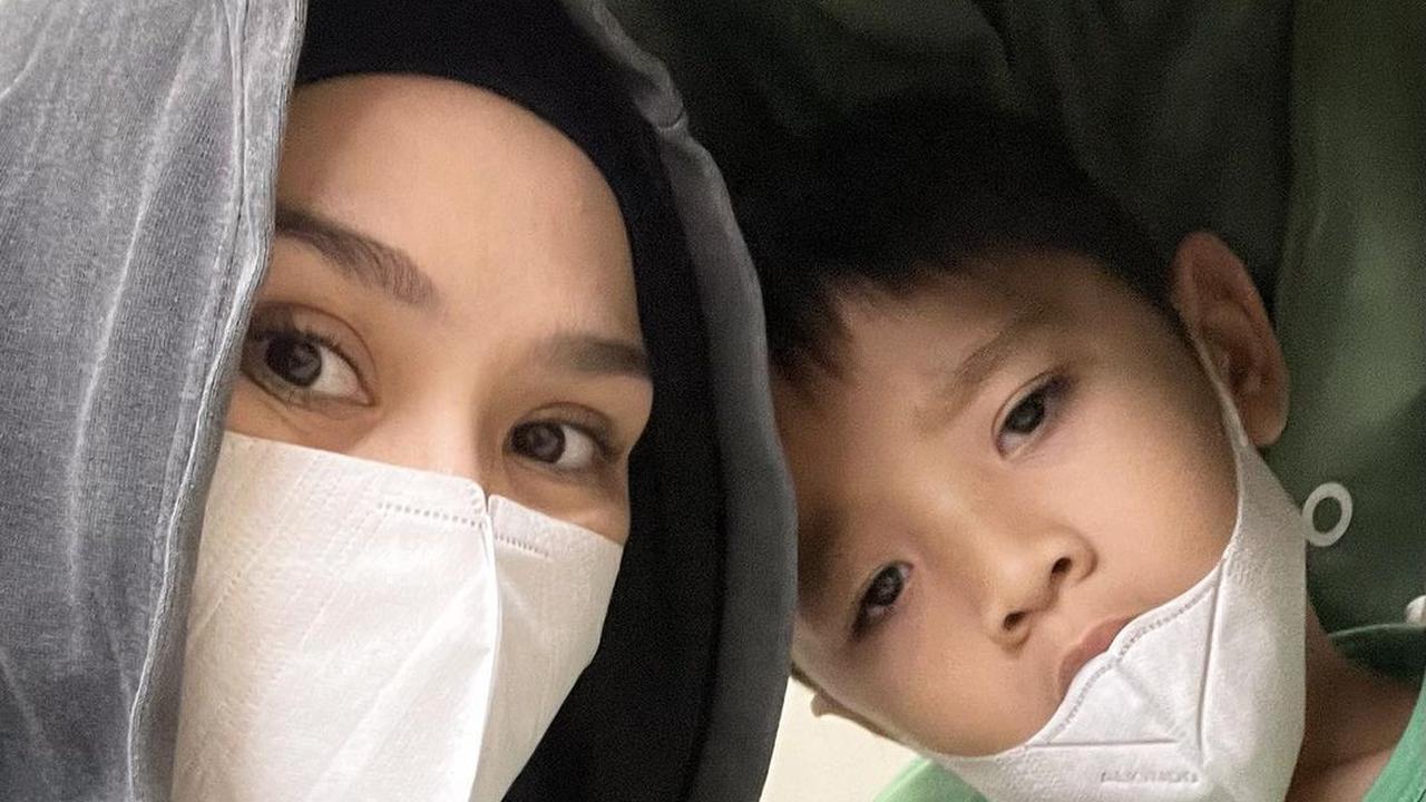Zaskia Adya Mecca dan anaknya. (Foto: Dok. Instagram @zaskiadyamecca)