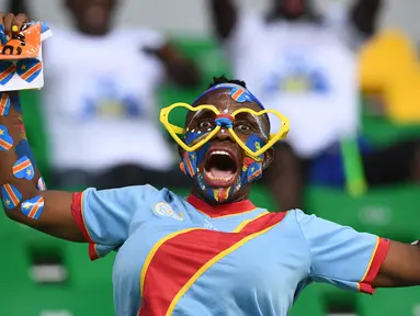 Seorang suporter Republik Demokratik Kongo bersorak mendukung timya sebelum pertandingan Togo melawan DR Kongo pada grup C Piala Afrika 2017 di Port-Gentil pada 24 Januari 2017. (AFP Photo/Justin Tallis)