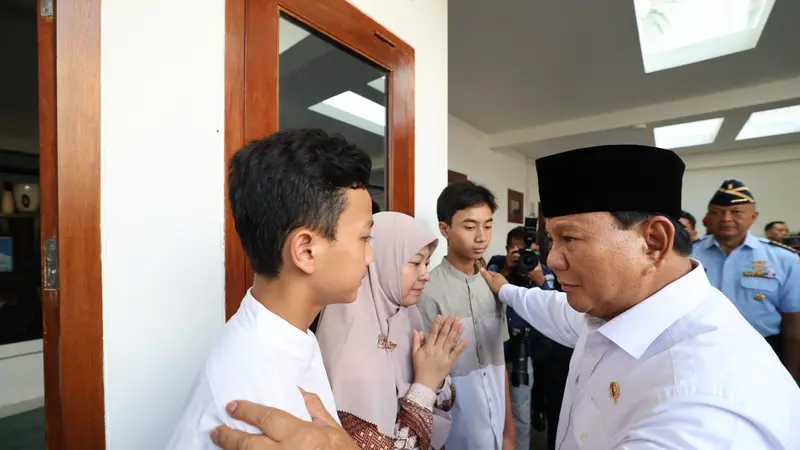 Menteri Pertahanan (Menhan) Prabowo Subianto saat takziah ke rumah keluarga korban jatuhnya pesawat TNI di Malang, Sabtu (18/11/2023).