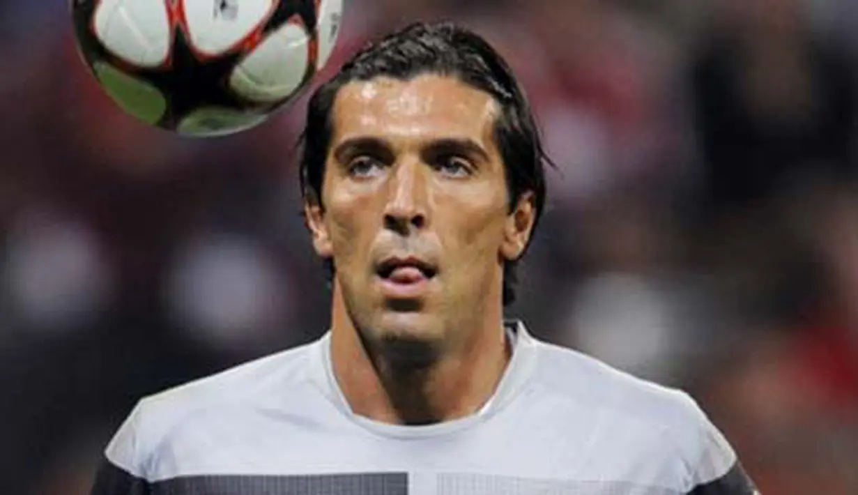 Kiper Juventus, Gianluigi Buffon bermain dengan bola jelang kick-off laga penyisihan Grup A Liga Champions melawan Bayern Muenchen di Olimpico, Turin, 30 September 2009. Skor 0-0. AFP PHOTO/JOHN MACDOUGALL 